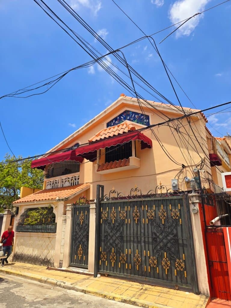 Propiedad multifamiliar de 3 niveles en Urbanización Mi Hogar | 463 m² en Santo Domingo Este - Urb. Mi Hogar