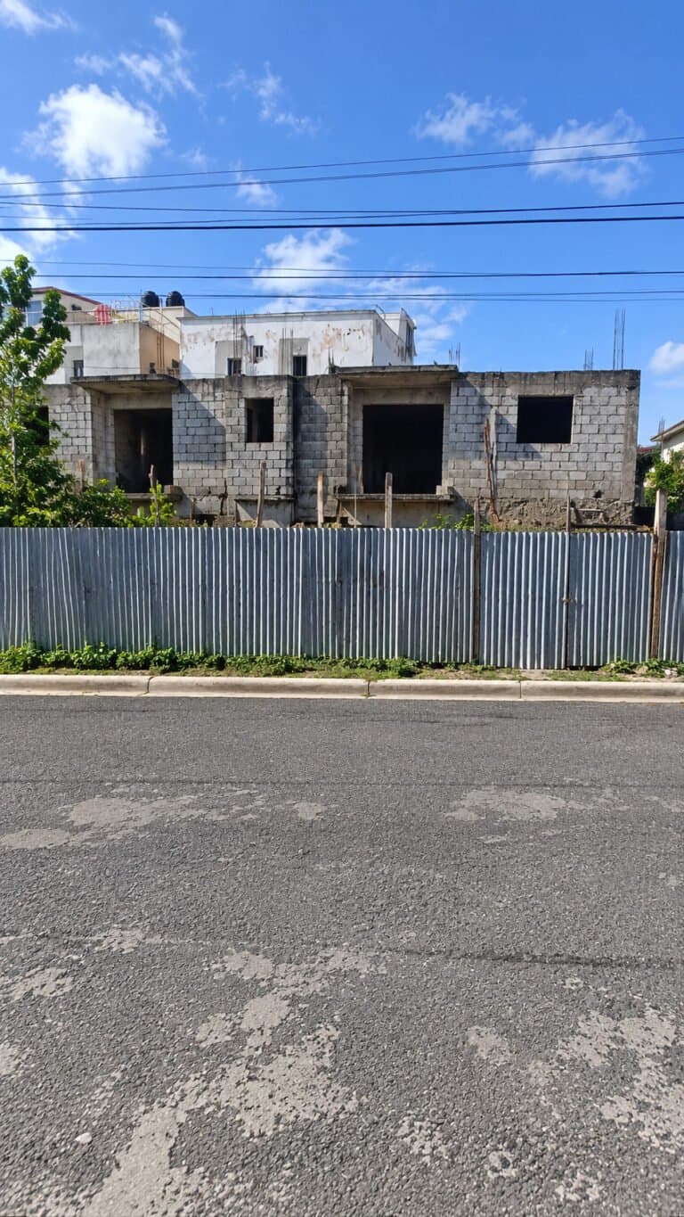 Edificio de 4 Apartamentos en obra gris en Brisa Oriental II, Santo Domingo Este - Brisa Oriental II
